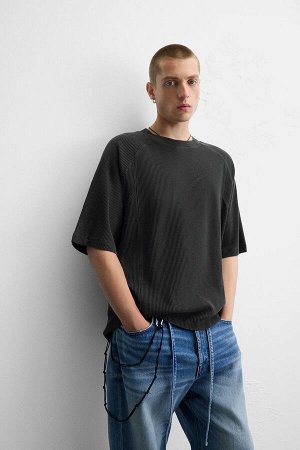 Футбока ЦВЕТ как на первом фото ФУТБОЛКА С СТРУКТУРОЙ В СТИРАННОМ ЭФФЕКТЕ (T-SHIRT MIT STRUKTUR IN VERWASCHENER OPTIK) Футболка свободного кроя. Круглый вырез и короткие рукава. Выцветший вид. Изделие