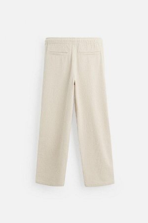 Брюки ЦВЕТ как на первом фото ПОЛОСАТЫЕ ЖАККАРДОВЫЕ БРЮКИ (GESTREIFTE JACQUARDHOSE) Брюки прямого кроя из фактурной хлопчатобумажной ткани. Эластичный пояс с завязкой. Боковые и задние карманы. СОСТАВ