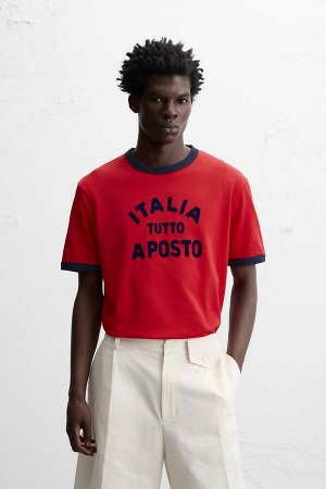 Футбока ЦВЕТ как на первом фото РУБАШКА С КОНТРАСТНЫМ РУБЧАТЫМ РИСУНКОМ (SHIRT MIT FARBLICH ABGESETZTEM RIPPENMUSTER) Футболка прямого кроя. Круглый вырез и короткие рукава. Контрастный текстовый прин