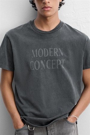 Футбока ЦВЕТ как на первом фото ФУТБОЛКА С ВЫТЁРНУТЫМ ПРИНТОМ (T-SHIRT MIT PRINT IN VERWASCHENER OPTIK) Футболка свободного кроя. Круглый вырез и короткие рукава. Принт спереди с эффектом потертости. 