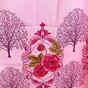 Штора на шторной ленте, комплект 2 штуки 140х260см "Розы и деревья" розовый кант, 100% полиэстер, упаковка ПВХ на молнии с ручкой (Китай)