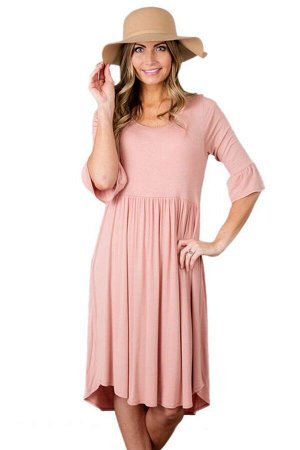 Розовое платье с завышенной талией и воланами на рукавах