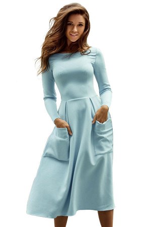 Голубое приталенное платье с пышной юбкой и большими накладными карманами