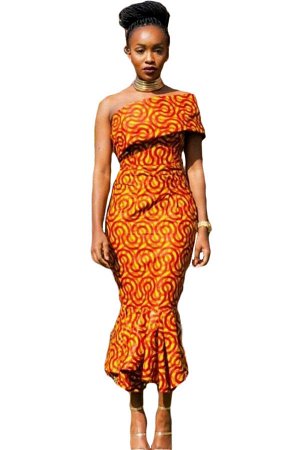 Желто-оранжевое платье на одно плечо с волнистым узором и воланом внизу