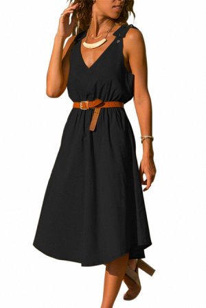 Черное платье А-силуэта с поясом и глубоким вырезом