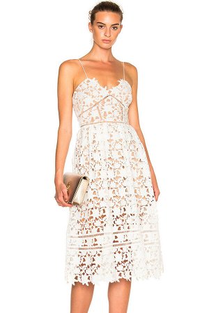 Белое платье-сарафан из прозрачного кружева с коротким телесным футляром
