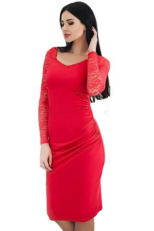 Красное платье со сборками по бокам и кружевными рукавами