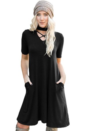 Черное платье-трапеция с карманами, чокером и скрещенными полосками в вырезе
