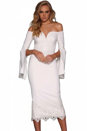 Белое платье с открытыми плечами, воланами на рукавах и кружевной оборкой