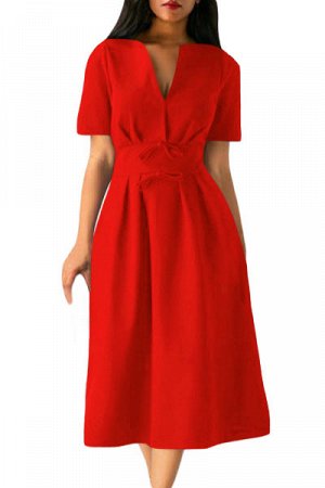 Красное приталенное платье с короткими рукавами и пышной юбкой в складку
