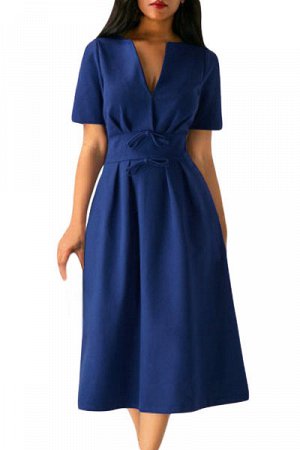 Синее приталенное платье с короткими рукавами и пышной юбкой в складку