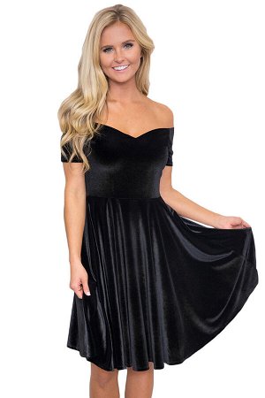 Черное бархатное платье со спущенными рукавами и пышной юбкой