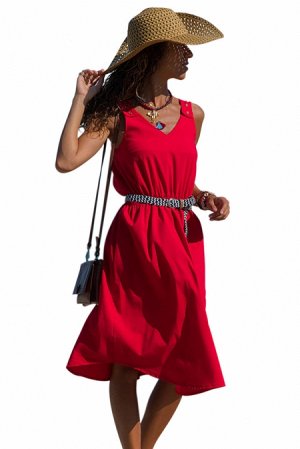 Красное платье А-силуэта с поясом и глубоким вырезом