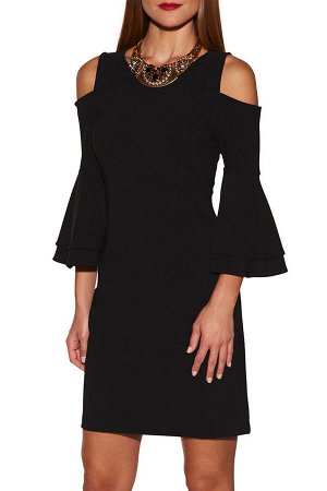 Черное платье-футляр с открытыми плечами и воланами на рукавах