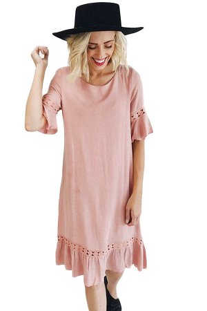 Розовое платье-трапеция с рукавами до локтя и воланами
