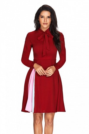 Красное приталенное платье с бантом на груди и разноцветными вставками на юбке