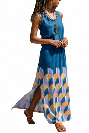 Синее платье-сарафан с геометричным узором, сборкой в талии и разрезами на юбке