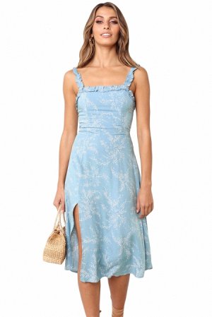 Голубое платье-сарафан с растительным узором и разрезом на юбке