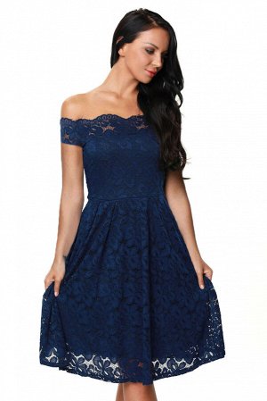 Синее кружевное платье с открытыми плечами и спущенными рукавами