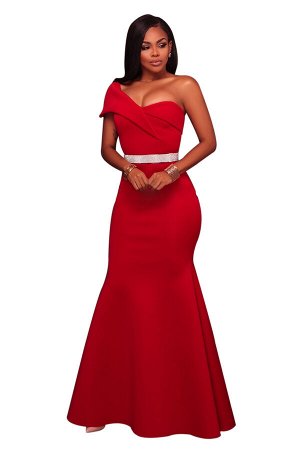 Красное платье на одно плечо с поясом и расклешенной от бедра юбкой