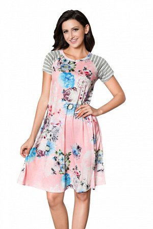 Розовое в цветы платье А-силуэта с полосатыми рукавами