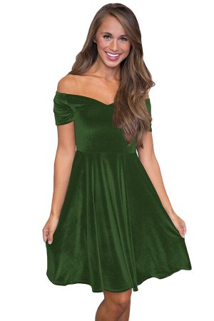 Зеленое бархатное платье со спущенными рукавами и пышной юбкой