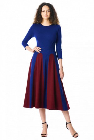 Сине-бордовое приталенное платье с пышной юбкой блочной расцветки