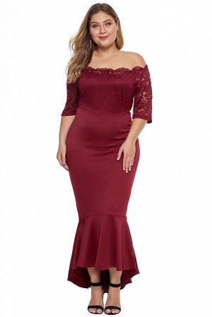 Бордовое платье-русалка с открытыми плечами и кружевными рукавами