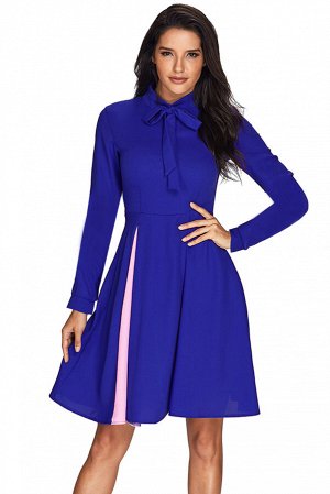 Синее приталенное платье с бантом на груди и розовой вставкой на юбке