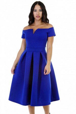 Синее приталенное платье с открытыми плечами