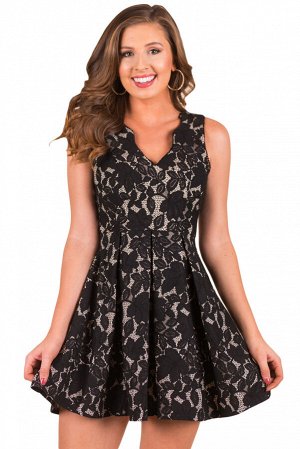 Платье с черным цветочным узором и фестончатым вырезом