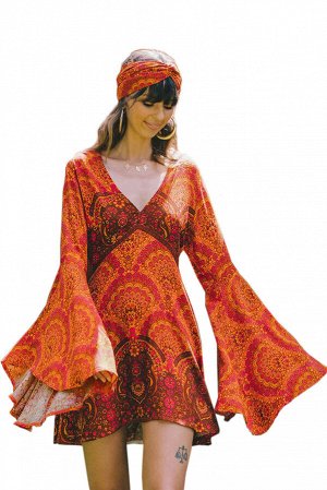 Оранжевое приталенное платье с абстрактным узором и расклешенными длинными рукавами