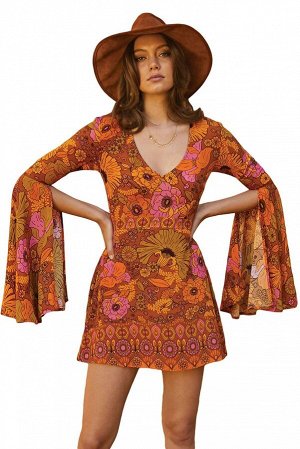 Оранжевое приталенное платье с цветочным принтом и расклешенными от локтя рукавами