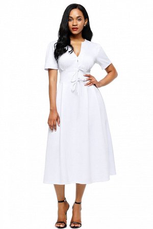Белое приталенное платье с короткими рукавами и пышной юбкой в складку