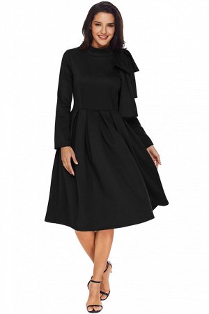 Черное платье с бантом на плече и пышной юбкой в складку