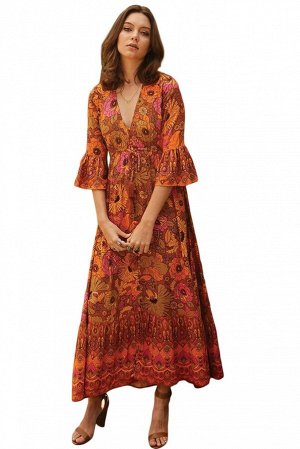 Приталенное макси платье с цветочным узором в оранжевых тонах и воланами на рукавах