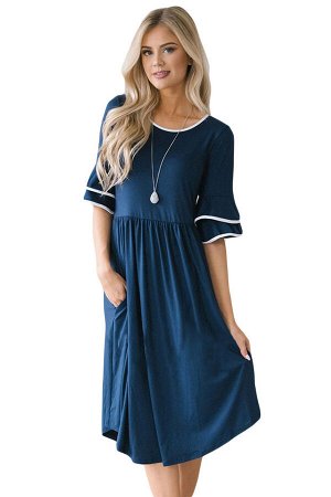 Синее приталенное платье с белой окантовкой и воланами на рукавах