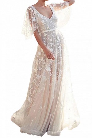 Сливочное прозрачно-кружевное свадебное платье с расклешенными рукавами и шлейфом