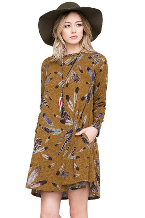 Горчичное платье-туника с принтом из перьев и карманами