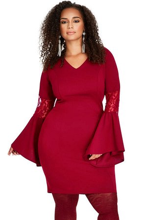Бордовое платье-футляр с кружевными вставками и воланами на рукавах