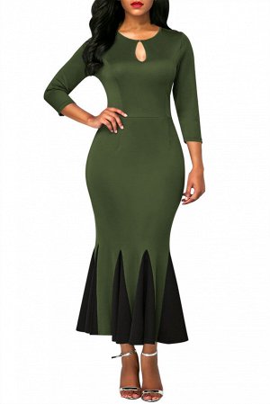 Оливковое платье-русалка с вырезом-капелькой и черными вставками-воланами на юбке