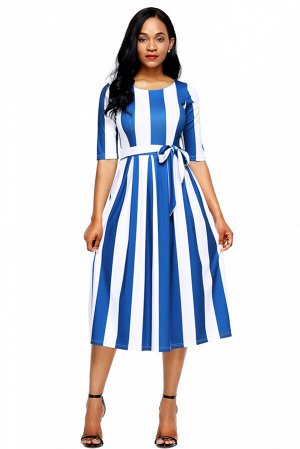 Синее в белую полоску платье с поясом и рукавами до локтя
