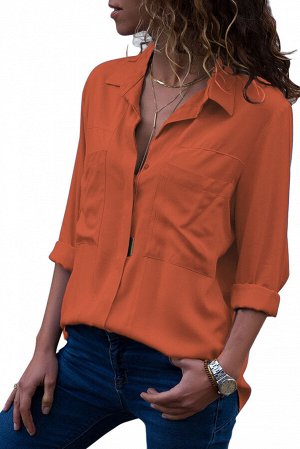 Темно-оранжевая блуза с закрытой линией пуговиц и нагрудными карманами