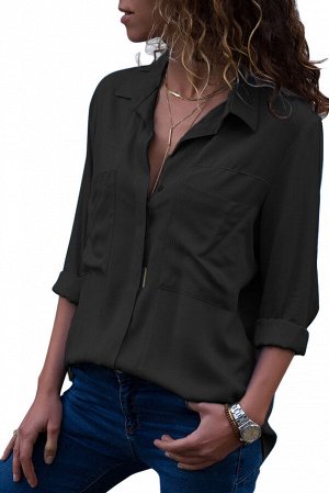 Черная блуза с закрытой линией пуговиц и нагрудными карманами