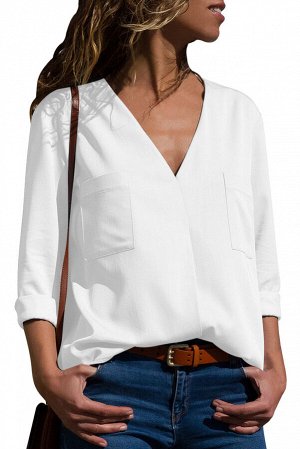 Белая блуза на запах с V-образным вырезом и нагрудными карманами
