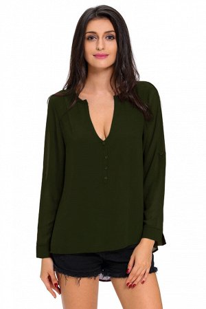 Темно-зеленая блуза с глубоким V-образным вырезом и линией пуговиц спереди