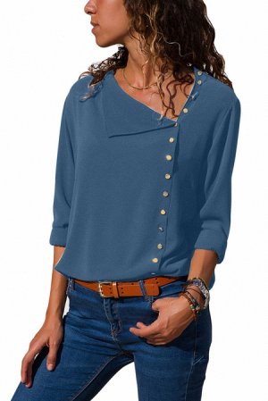 Светло-синяя блуза с асимметричной застежкой на пуговицы и отложным воротником