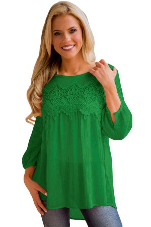 Зеленая блуза-бебидолл с кружевом на груди и рукавах