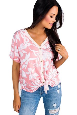 Розовая блуза на пуговицах с узором из белых цветов