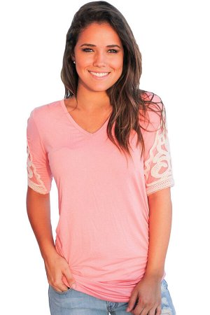 Розовая присборенная футболка с кружевной отделкой на рукавах